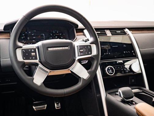 2025 Land Rover Discovery Dynamic SE