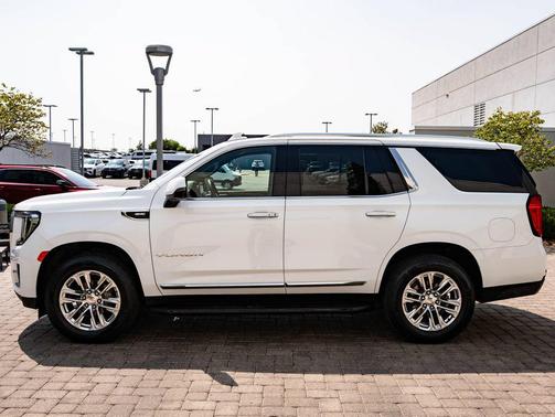 White 2024 GMC Yukon SLT