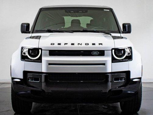 Yulong White Metallic 2022 Land Rover Defender V8