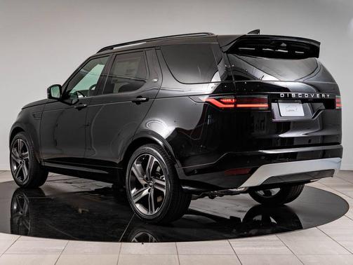 Santorini Black Metallic 2026 Land Rover Discovery Gemini Edition