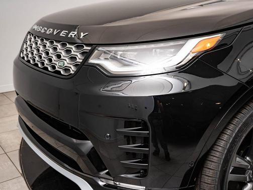Santorini Black Metallic 2026 Land Rover Discovery Gemini Edition