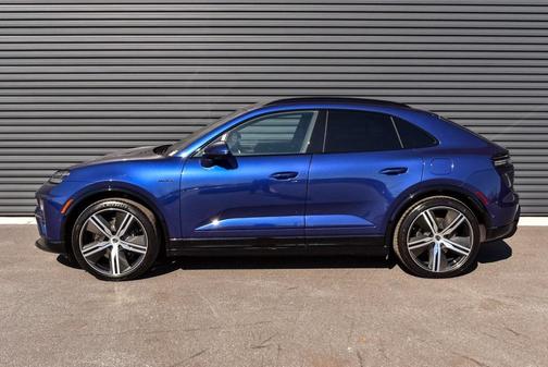 2025 Porsche Macan Turbo