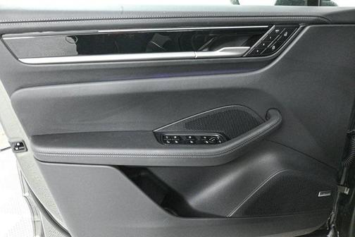 2025 Porsche Macan Turbo
