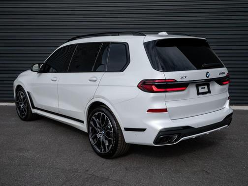 2025 BMW X7 M60i