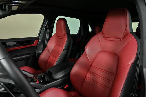 2025 Porsche Cayenne GTS
