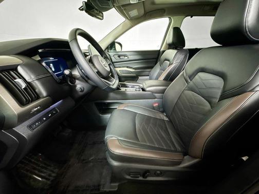 Super Black 2024 Nissan Pathfinder Platinum 4WD
