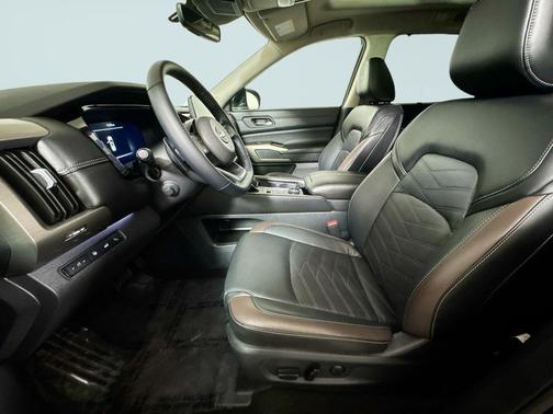 Super Black 2024 Nissan Pathfinder Platinum 4WD