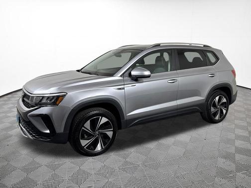Silver Metallic 2024 Volkswagen Taos 1.5T SE