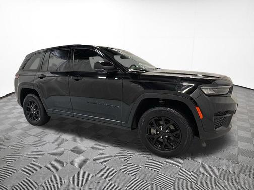 Diamond Black Crystal Pearlcoat 2025 Jeep Grand Cherokee Altitude