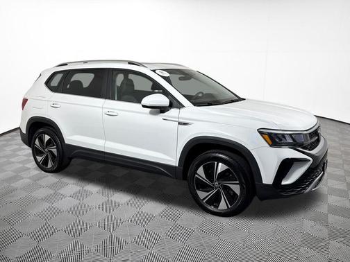 Pure White 2024 Volkswagen Taos 1.5T SE