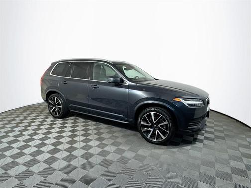 2022 Volvo XC90 T6 Momentum
