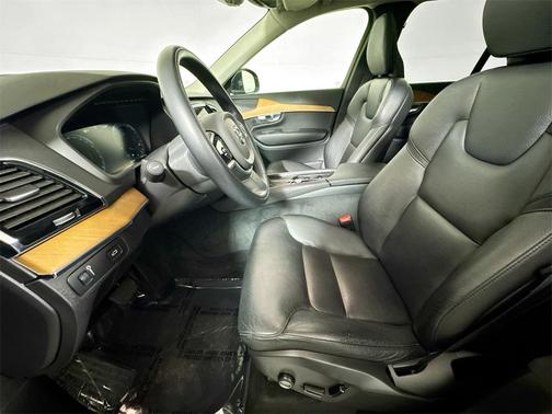 2022 Volvo XC90 T6 Momentum