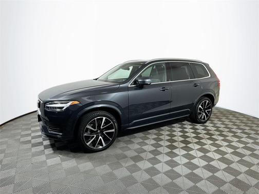 2022 Volvo XC90 T6 Momentum