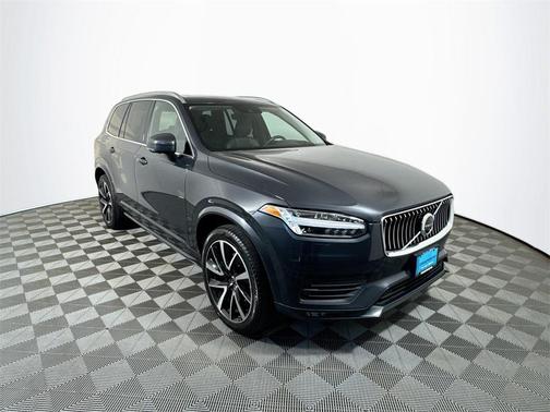 2022 Volvo XC90 T6 Momentum