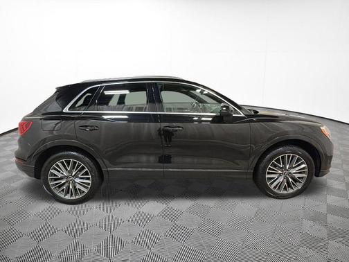 Mythos Black Metallic 2022 Audi Q3 40 Premium