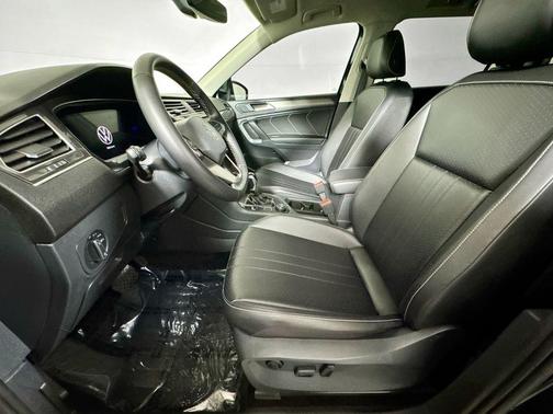 Deep Black 2024 Volkswagen Tiguan 2.0T SE 4MOTION