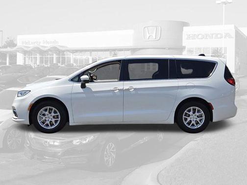 Bright White Clearcoat 2023 Chrysler Pacifica Touring L