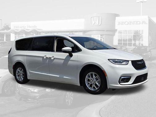 Bright White Clearcoat 2023 Chrysler Pacifica Touring L