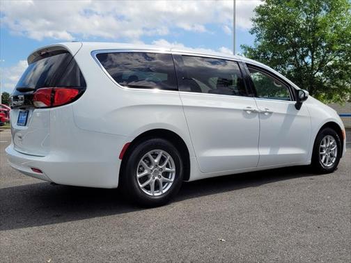 2022 Chrysler Voyager LX