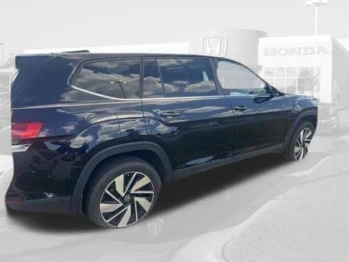 Deep Black Pearl 2024 Volkswagen Atlas 2.0T SE w/Technology