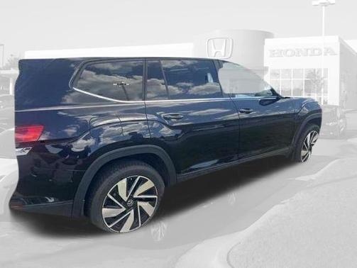 Deep Black Pearl 2024 Volkswagen Atlas 2.0T SE w/Technology