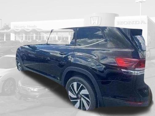 Deep Black Pearl 2024 Volkswagen Atlas 2.0T SE w/Technology