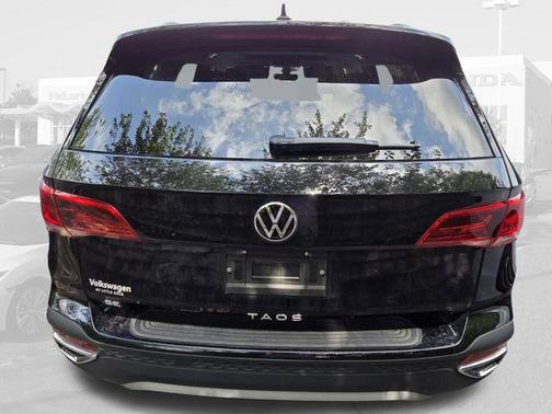 Deep Black Pearl 2024 Volkswagen Taos 1.5T SE