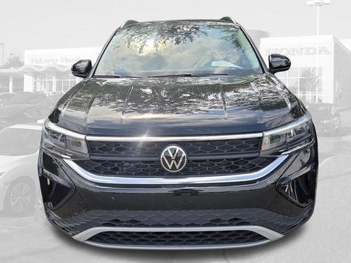 Deep Black Pearl 2024 Volkswagen Taos 1.5T SE