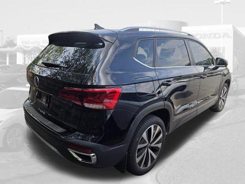 Deep Black Pearl 2024 Volkswagen Taos 1.5T SE