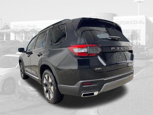 Crystal Black Pearl 2026 Honda Pilot Touring 8-Passenger