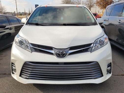 2020 Toyota Sienna XLE