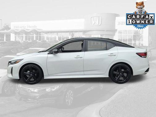 Aspen White Tricoat/Super Black 2024 Nissan Sentra SR