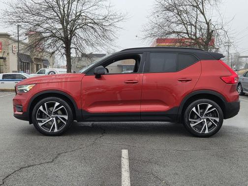 2022 Volvo XC40 T5 R-Design
