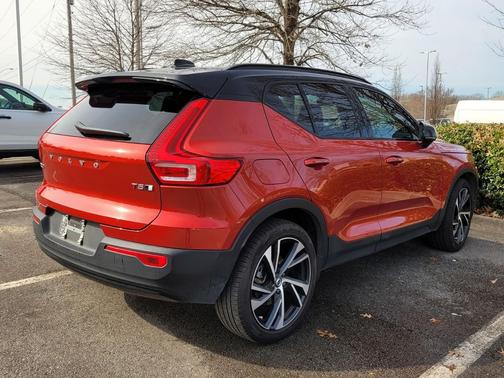 2022 Volvo XC40 T5 R-Design