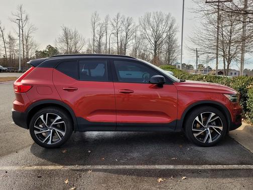 2022 Volvo XC40 T5 R-Design