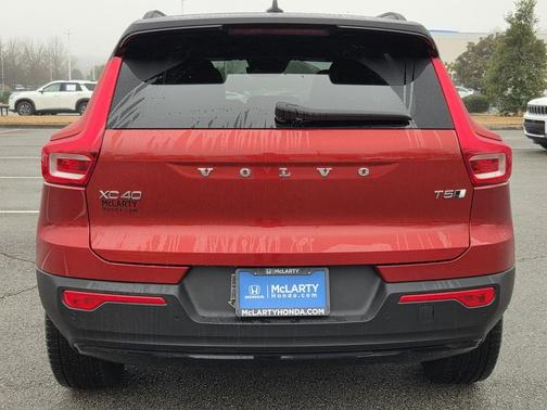 2022 Volvo XC40 T5 R-Design