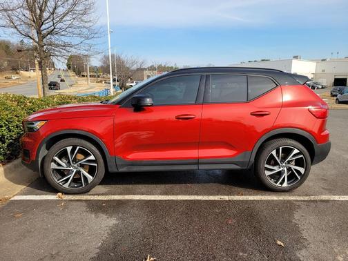 2022 Volvo XC40 T5 R-Design