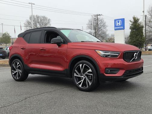 2022 Volvo XC40 T5 R-Design