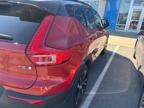 2022 Volvo XC40 T5 R-Design