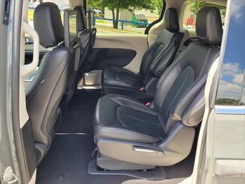 2022 Chrysler Pacifica Hybrid Touring L