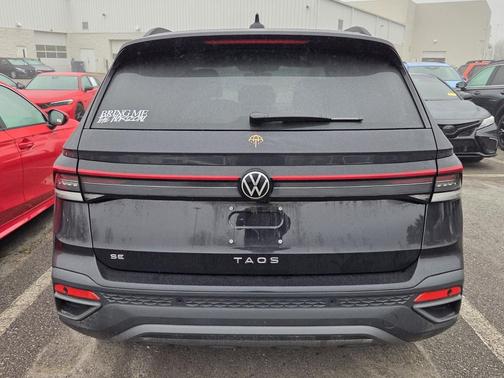 2025 Volkswagen Taos SE Black