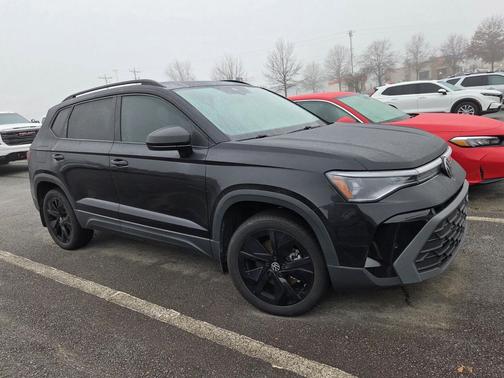 2025 Volkswagen Taos SE Black