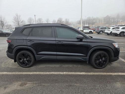 2025 Volkswagen Taos SE Black