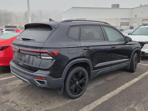 2025 Volkswagen Taos SE Black