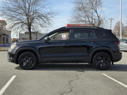 2025 Volkswagen Taos SE Black