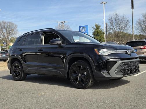 2025 Volkswagen Taos SE Black