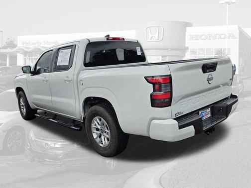 Glacier White 2024 Nissan Frontier SV