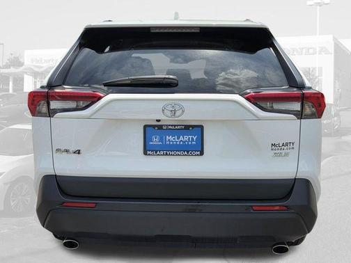 Ice Cap 2024 Toyota RAV4 XLE