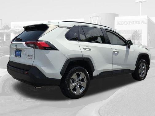 Ice Cap 2024 Toyota RAV4 XLE