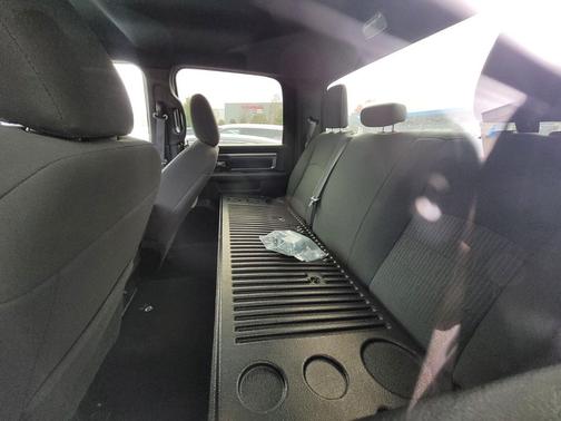 2024 RAM 1500 Classic Warlock Crew Cab 4x4 5'7' Box